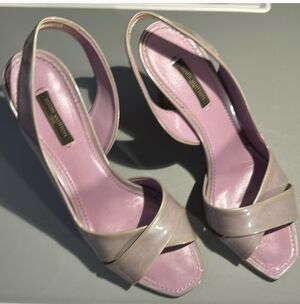 Louis Vuitton strapy heels Lilac patent leather size 38 1/2.